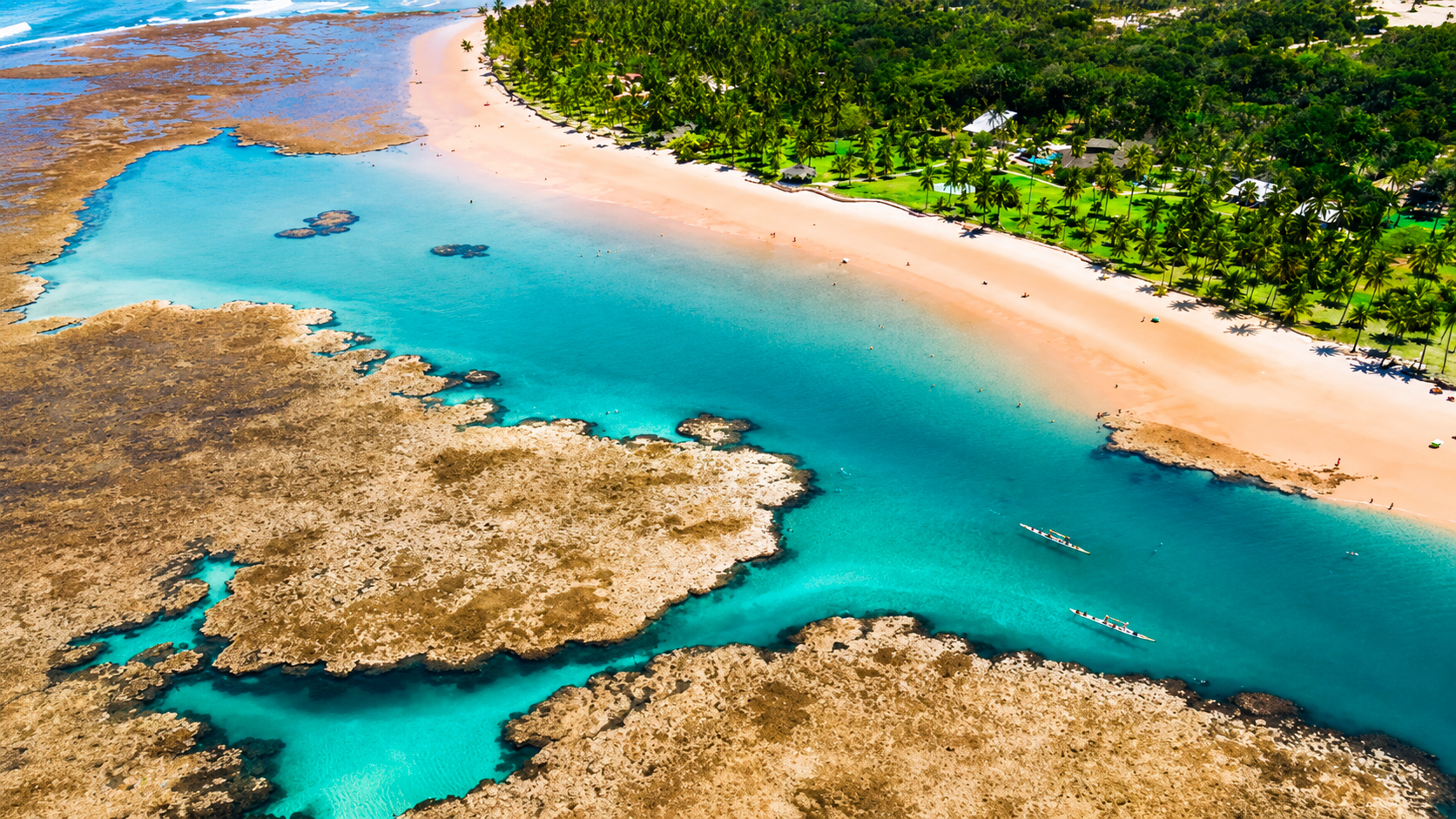 Vista aérea da costa de Maraú com recifes e piscinas naturais