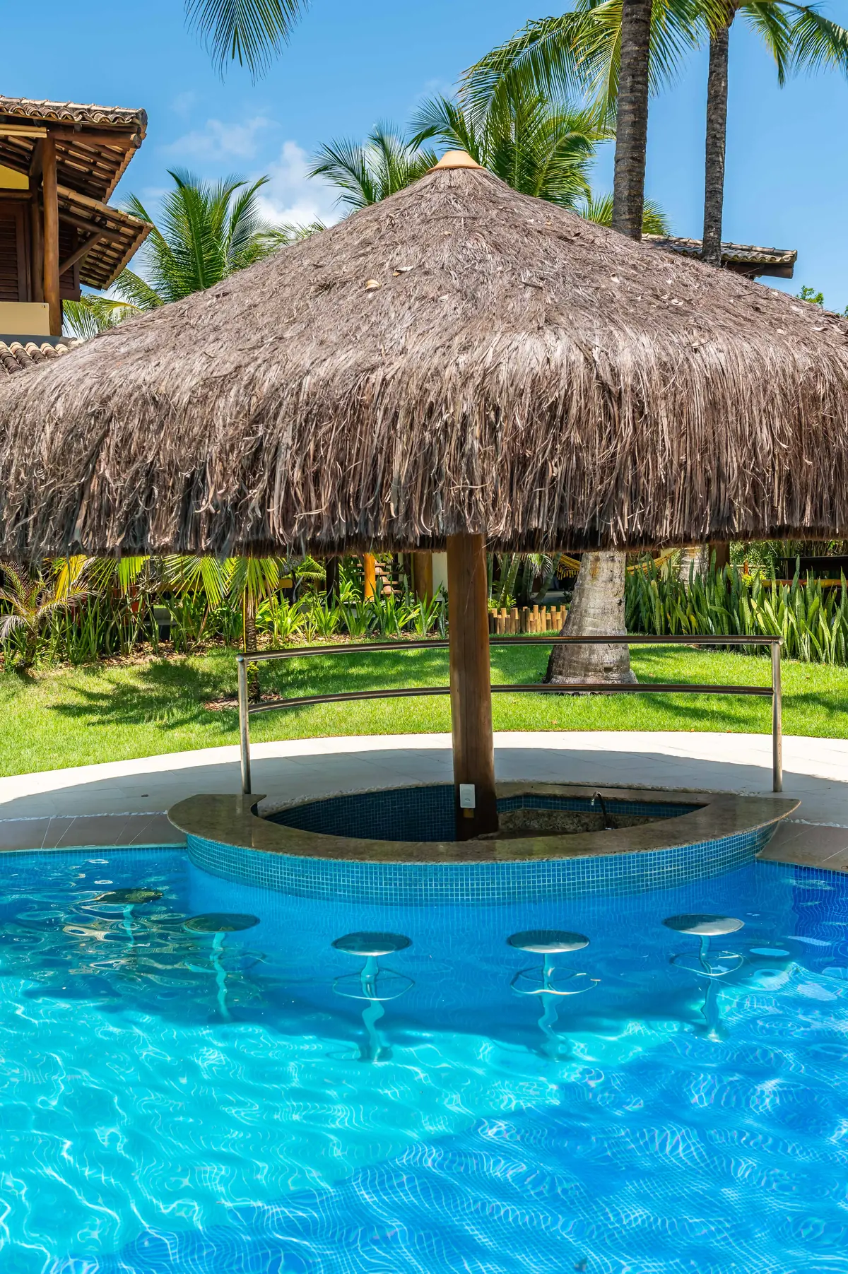 Bar dentro da piscina com bancos submersos